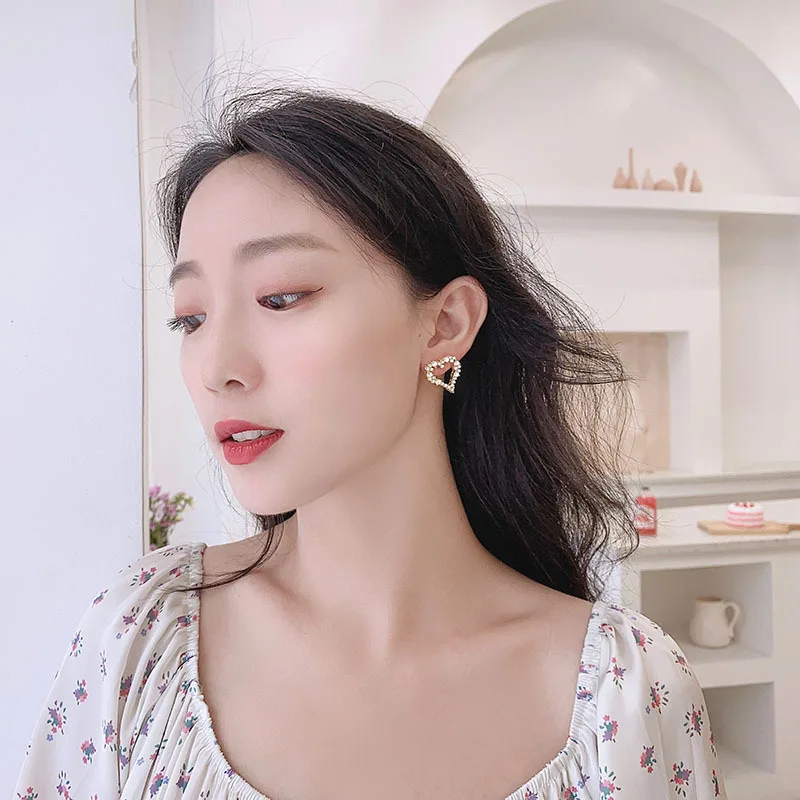 

Korean Simple Shiny Zicron Hollow Pearl Heart Stud Earrings For Women Students Elegant Cute Boucle D'oreille Jewelry