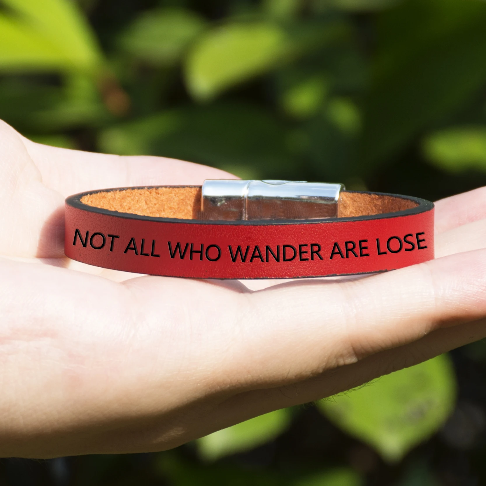 Не все кто кочутся теряются следуйте вашим гравированным буквенным браслетам с