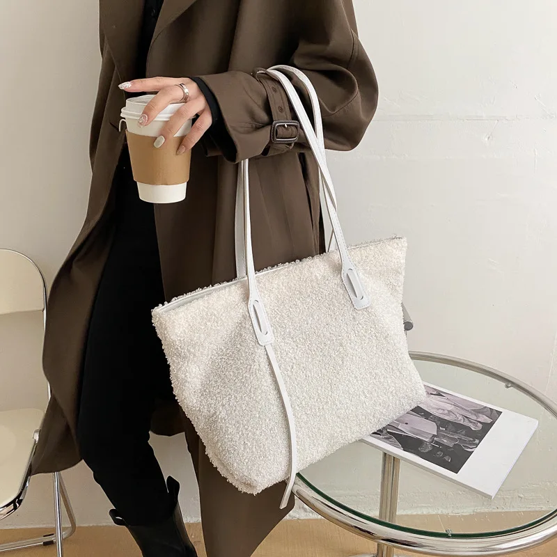

Plush Bag Fashion Handbag Large Capacity Shoulder Messenger Bag for Women Faux Fur Bag Winter Tote Bag