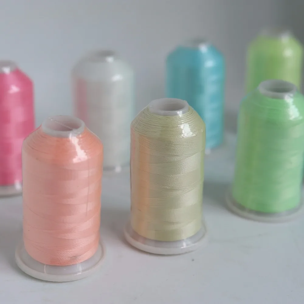 2020 1000m per spool светится в темноте Thread полиэстер вышивка нить для шитья 150D/2