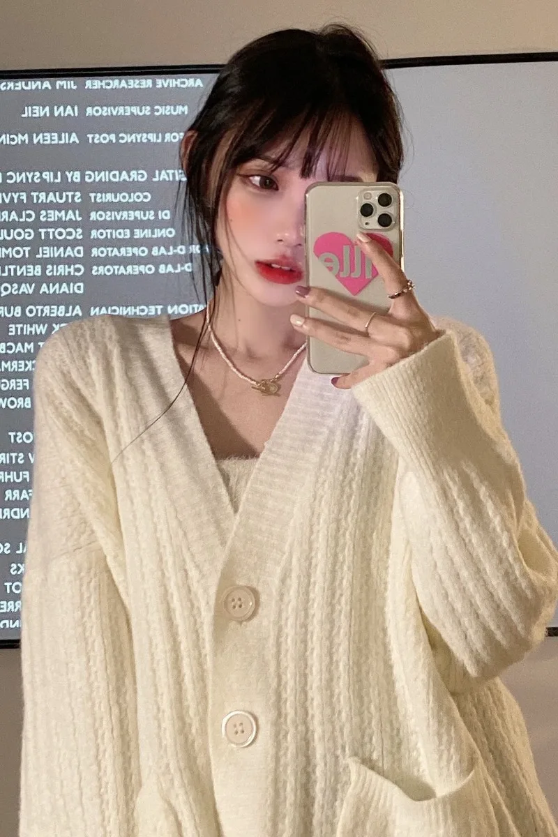 

V-neck Sweater Coat Female 2020 Autumn and Winter New Korean Version of the Loose Outer Wear Long Sleeve Cardigan Top