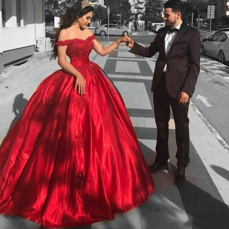 

Red Ball Gown Prom Dresses Off The Shoulder Vintage Evening Dress With Lace Appliques Sequins Satin Party Wear robe de soiree