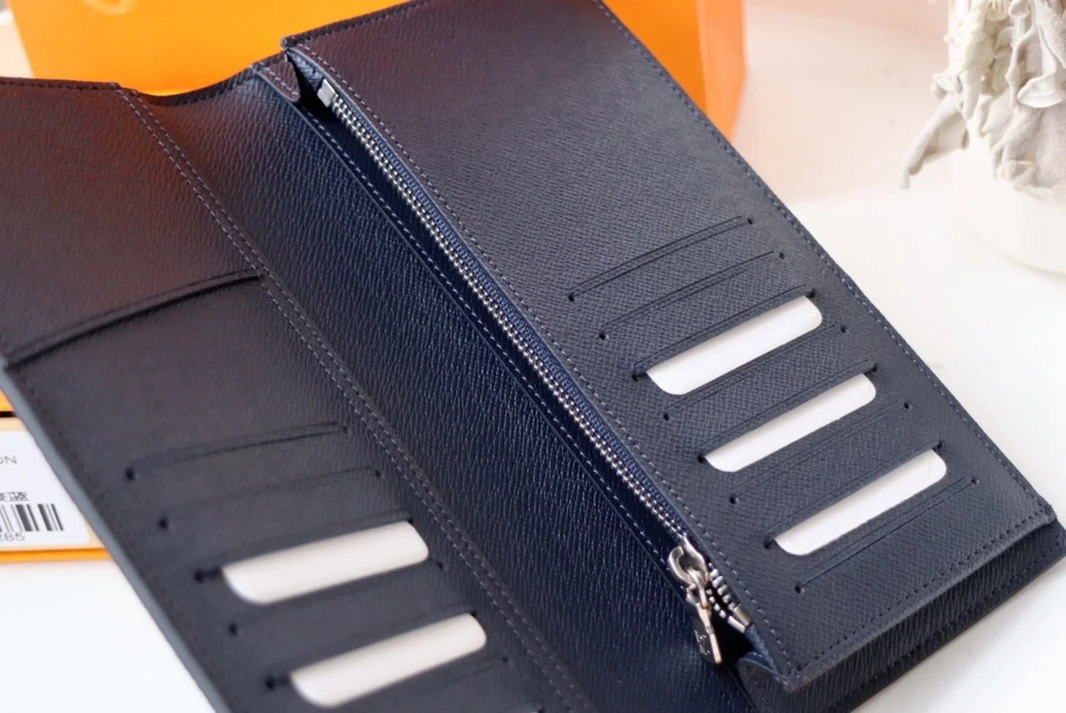 

The new men's cross pattern color-blocking wallet has plenty of space, complete functions, and easy pockets