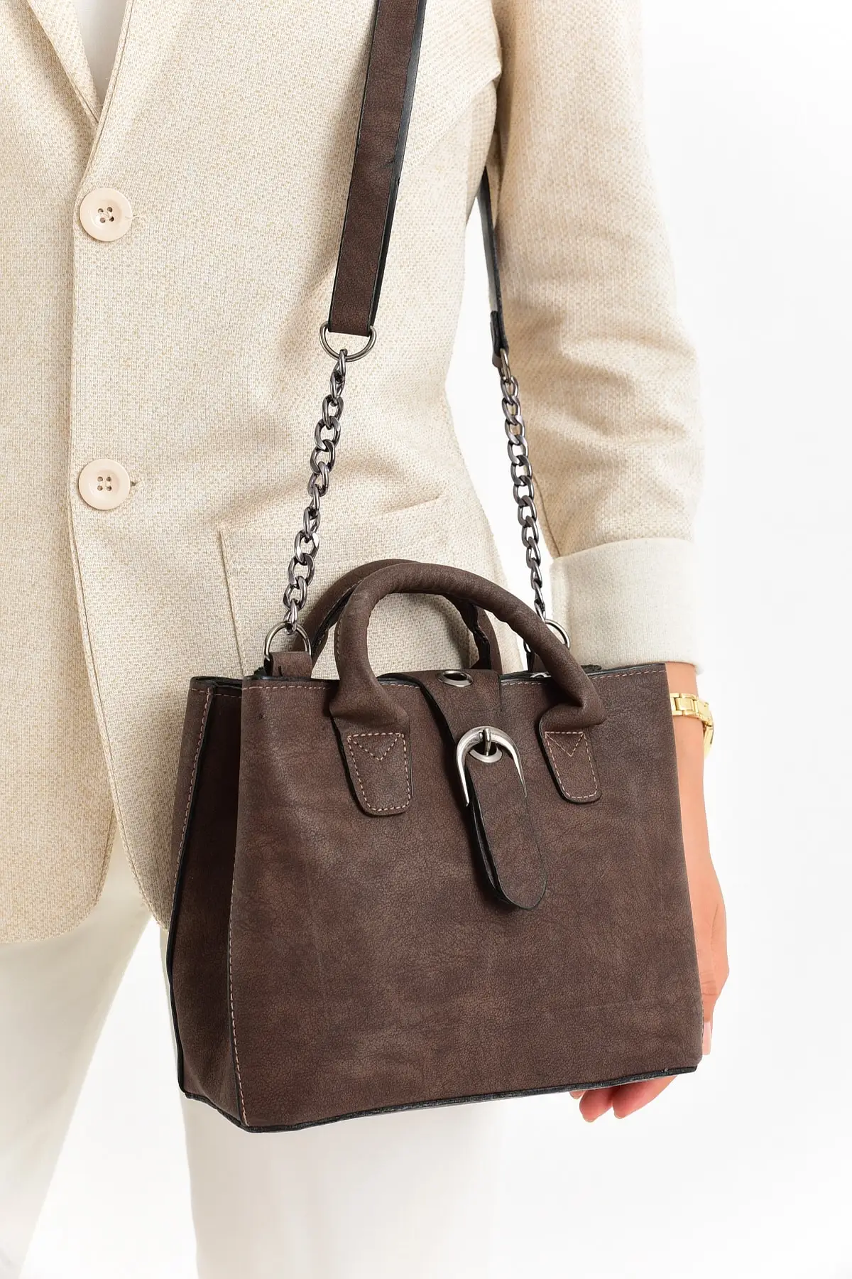 Коричневая замшевая сумка через плечо с ремешком на цепочке модная трендовая