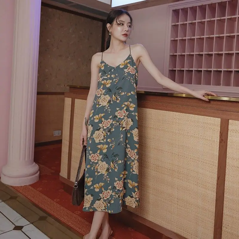

Retro V-neck medium length floral Mini green dress with off shoulder print and bottom strap skirt