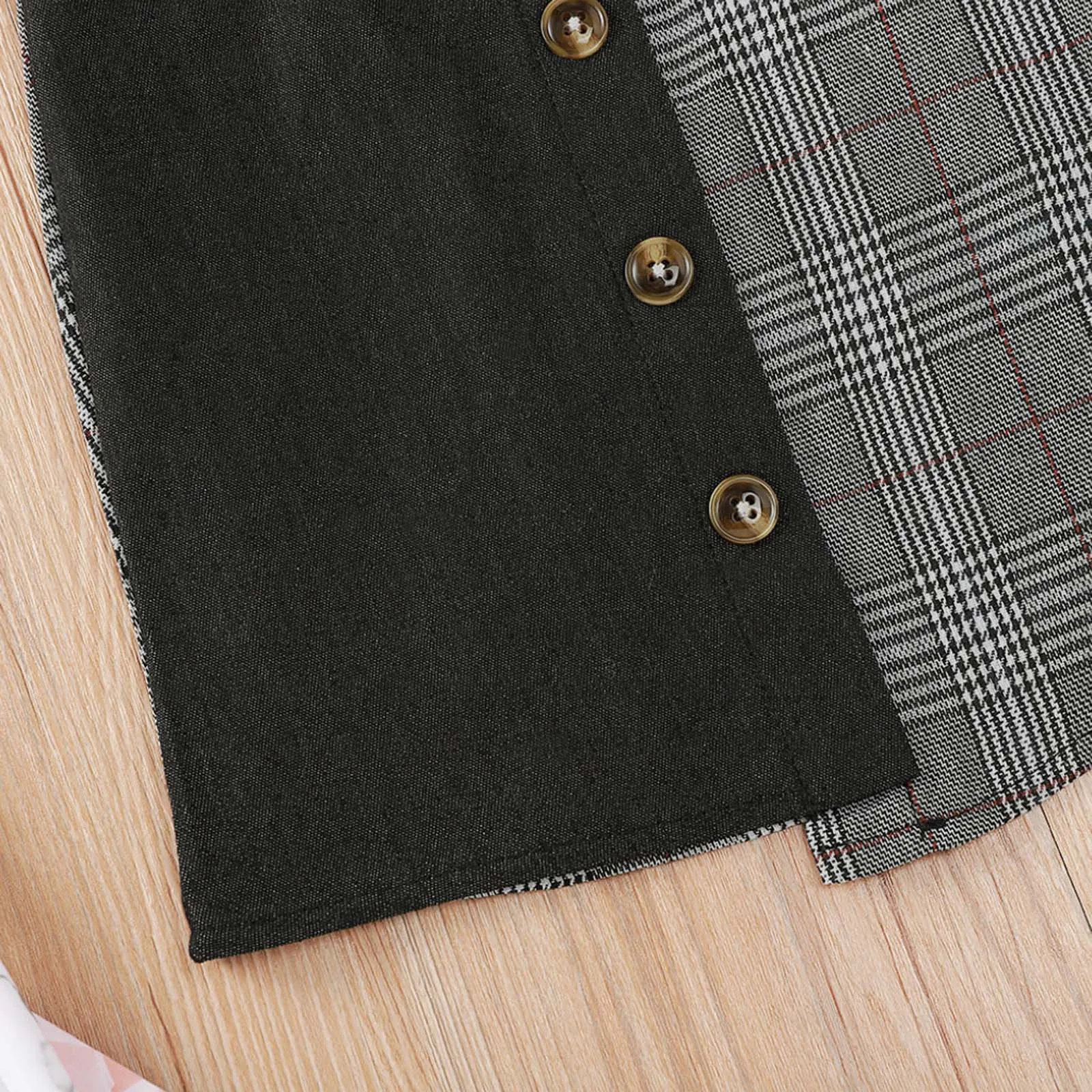 

Cute Fashion Baby Girls Sleeveless Splicing Plaid Skirt Suit With Black Bow Suspenders Soft And Comfortable Baby Clothing