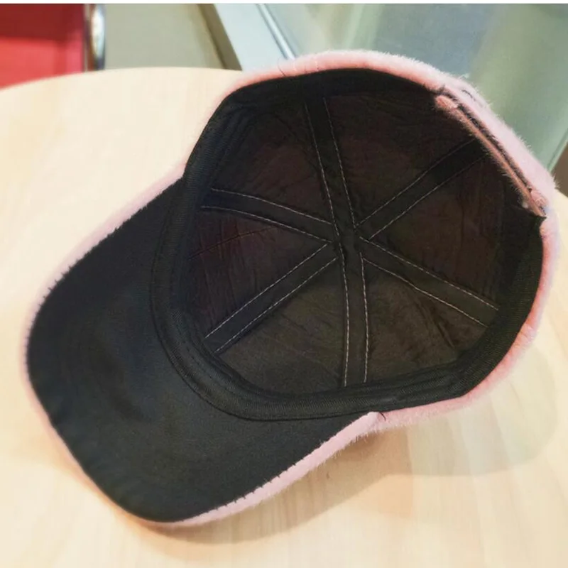 Зимняя женская меховая бейсболка утепленная с буквой M | Аксессуары для одежды