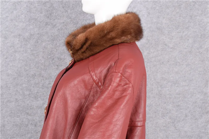 Женское длинное пальто с шерстяной подкладкой красное воротником из меха норки