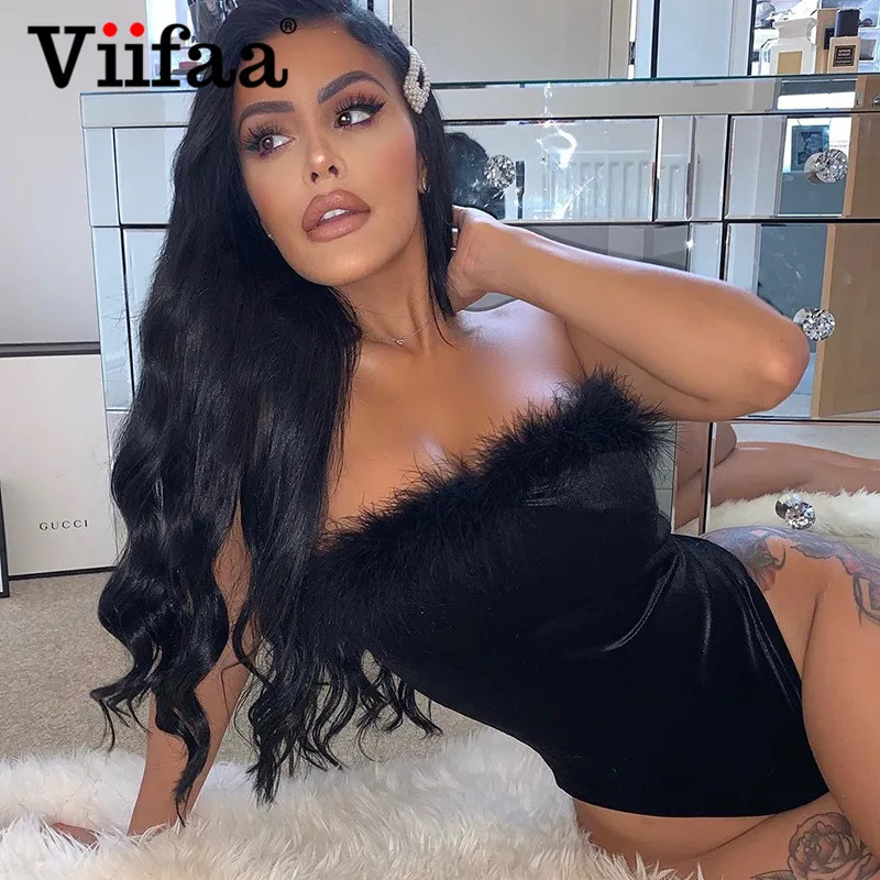 Женское бархатное боди без бретелек черное облегающее с искусственным мехом