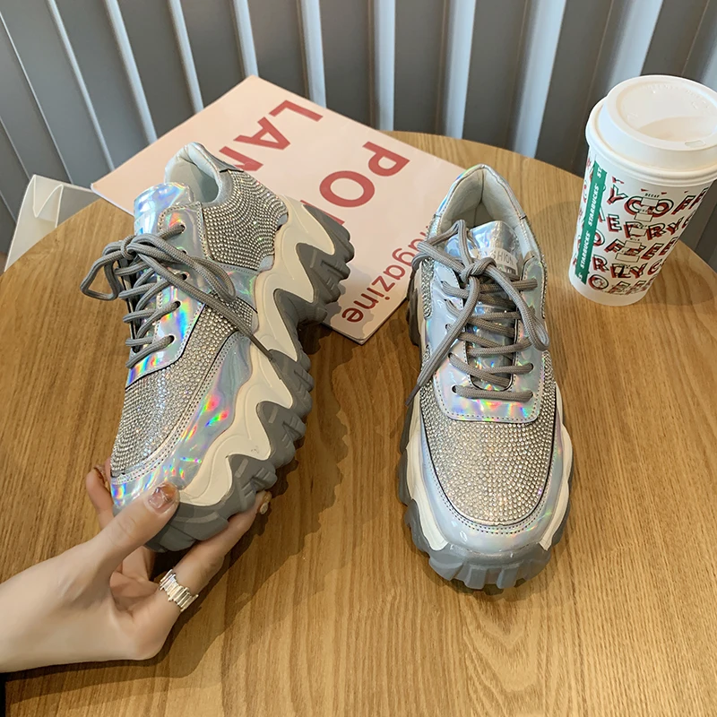 Женские кроссовки на массивной платформе Rimocy серебристые с блестящими стразами