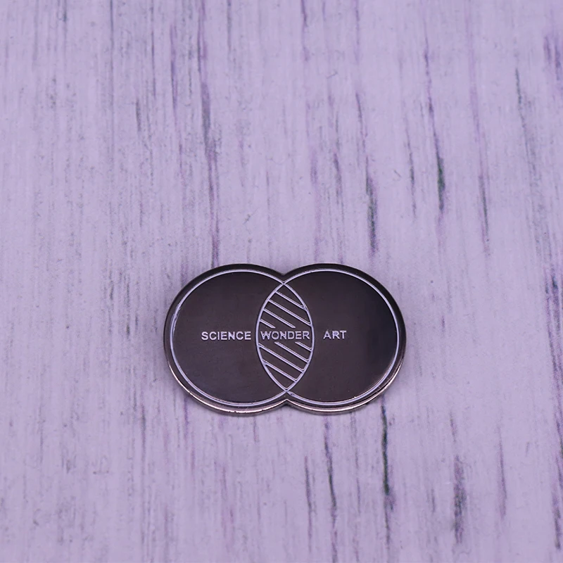 Брошь эмалированная в виде пуговицы с белыми минималистичными линиями|Броши| |