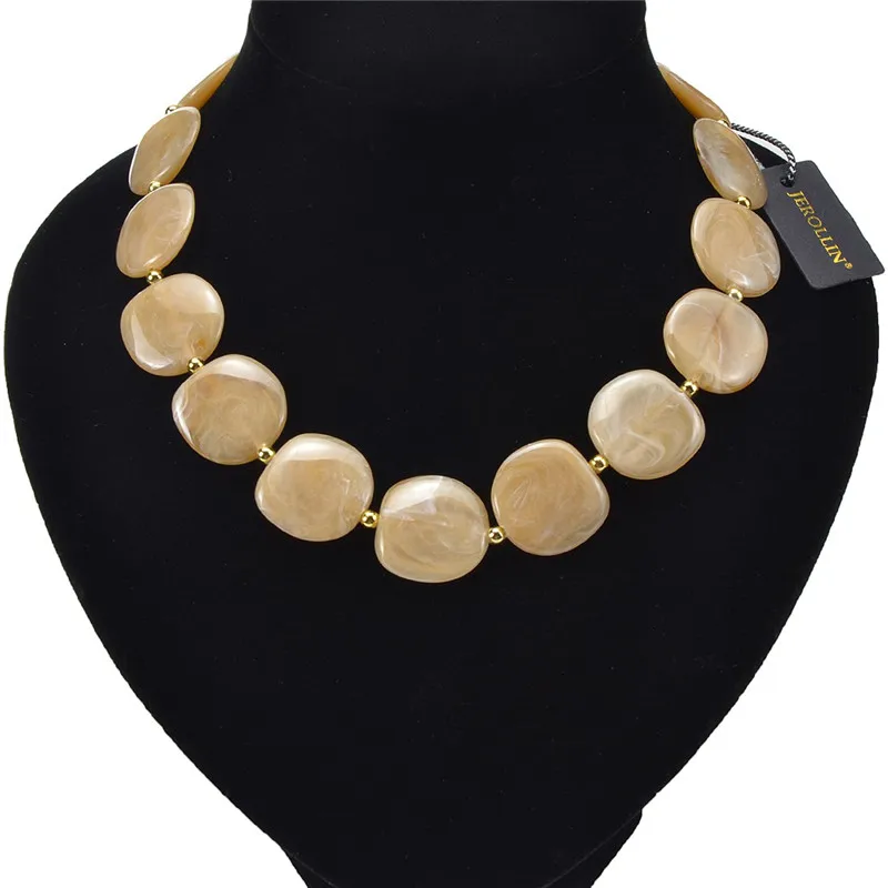 Женское колье из яркой смолы с бусинами 20 мм 2019 |