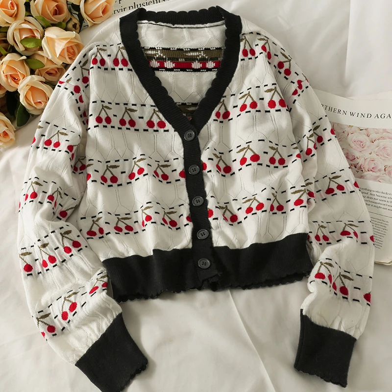 

Женский свитер с волнистыми краями и принтом вишни