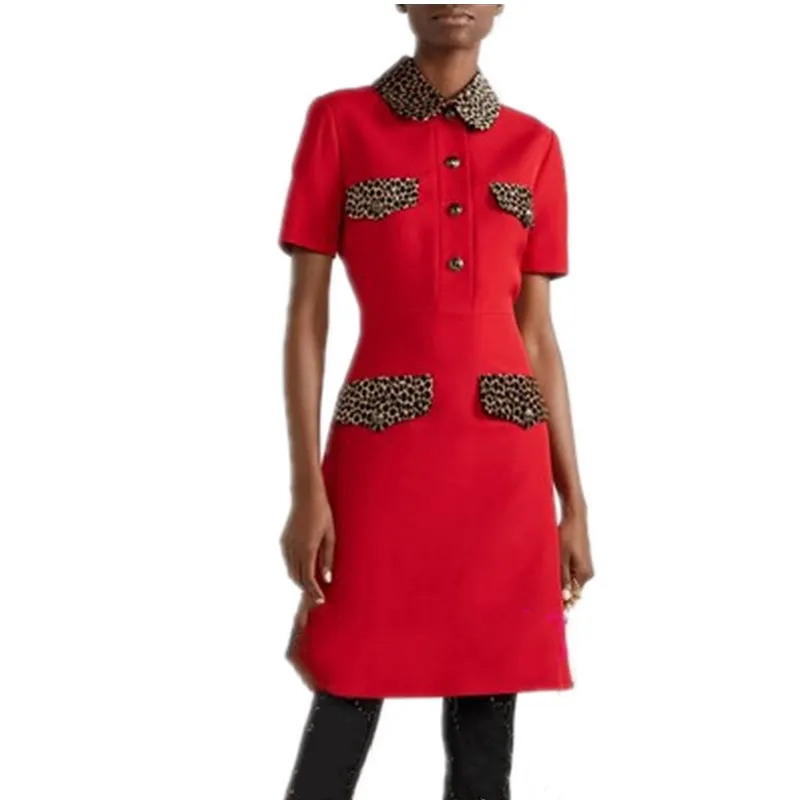 Женское элегантное модельное платье красное с отложным воротником коротким