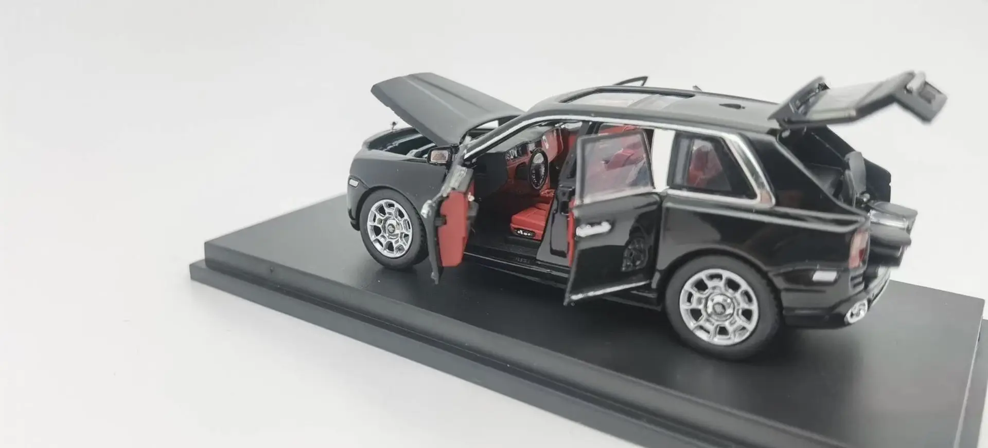 Внедорожник Rolls Royce Curinan масштаб 1/64 литая модель автомобиля 6 дверей открывается в