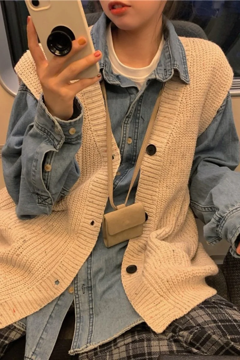 Женский трикотажный жилет с V-образным вырезом на осень/зиму |