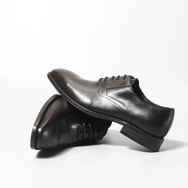 Обувь из натуральной кожи с перфорацией и резным узором в деловом стиле