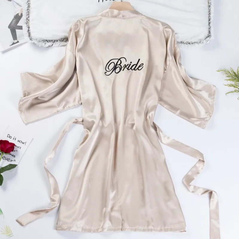Пикантный халат цвета шампанского Атласный с вышитыми буквами Невеста банный