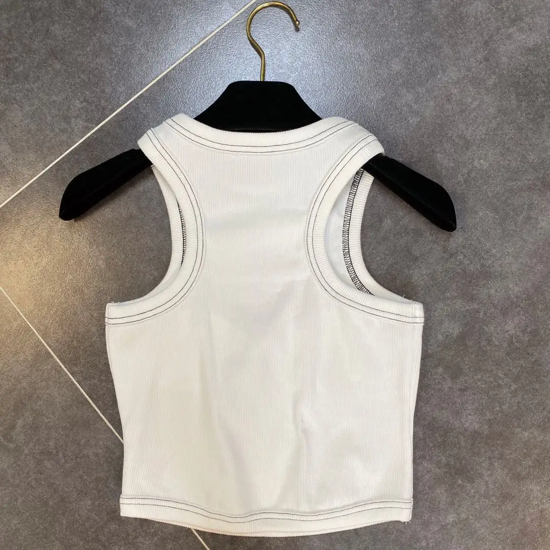 Женский короткий топ без рукавов с круглым вырезом и цветными следами на груди -