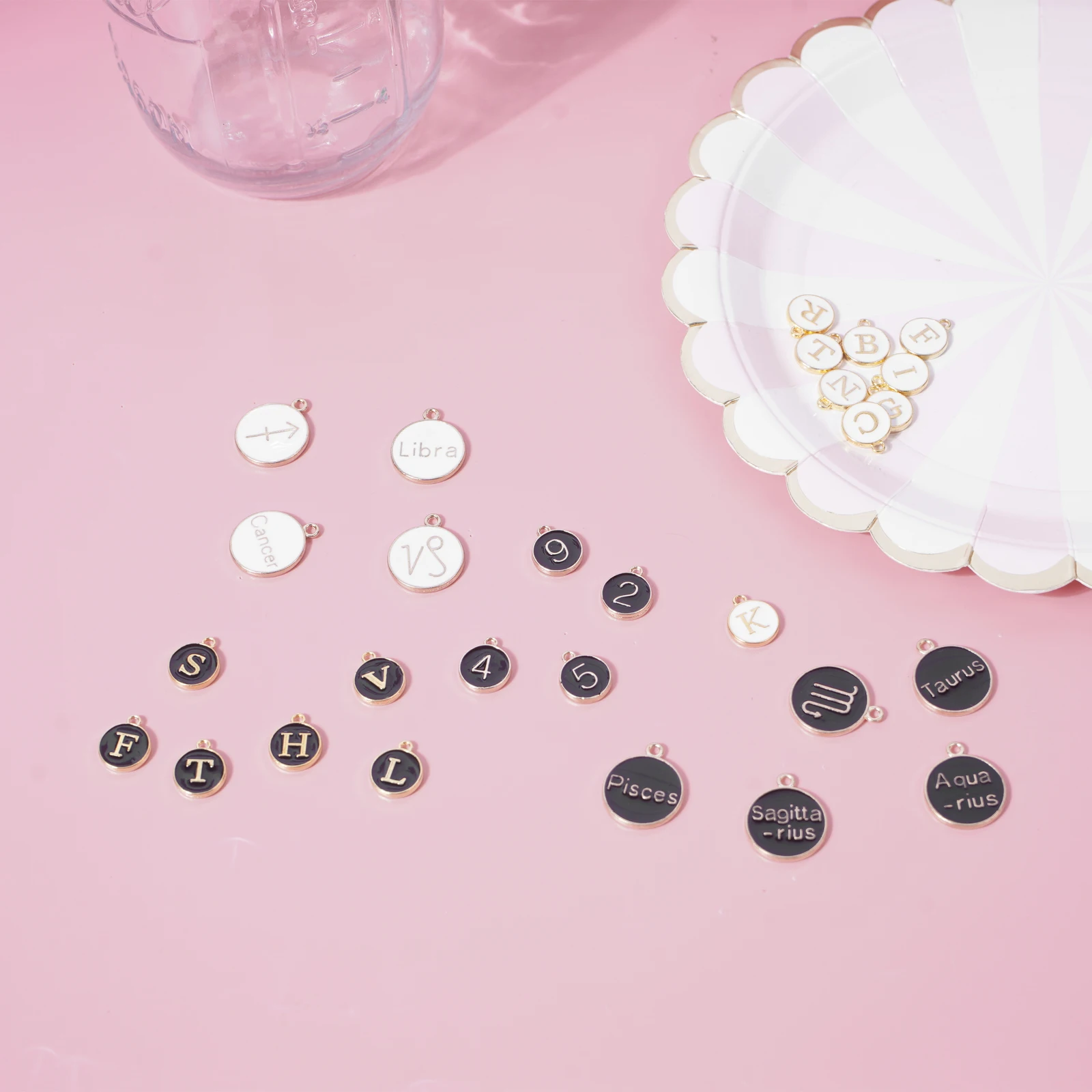 Множество стильных символов надпись кулоны в виде цифр круглые двухсторонние