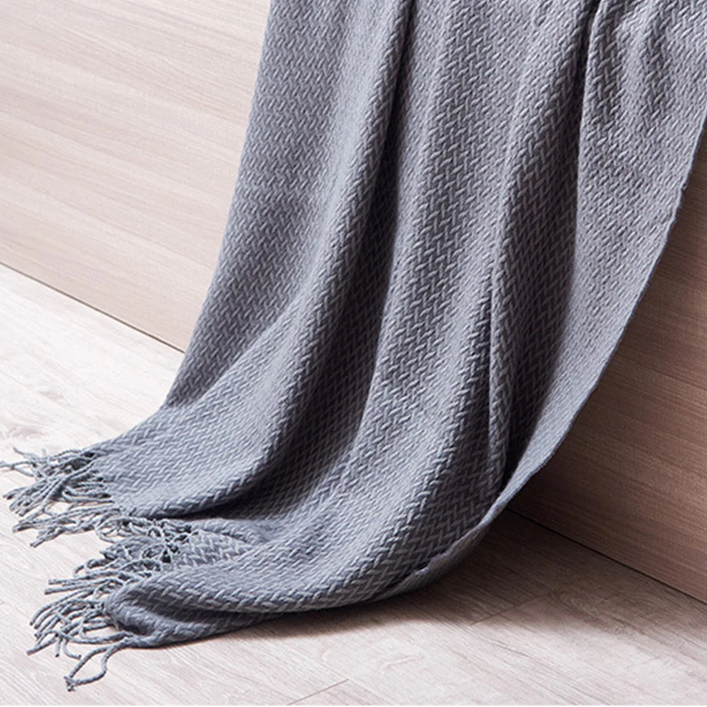 Современное вязаное покрывало с кисточками в скандинавском стиле на кровать
