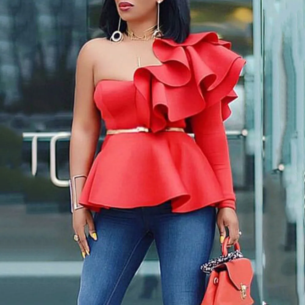 Женская блузка с оборками белая длинным рукавом и открытым плечом красного цвета