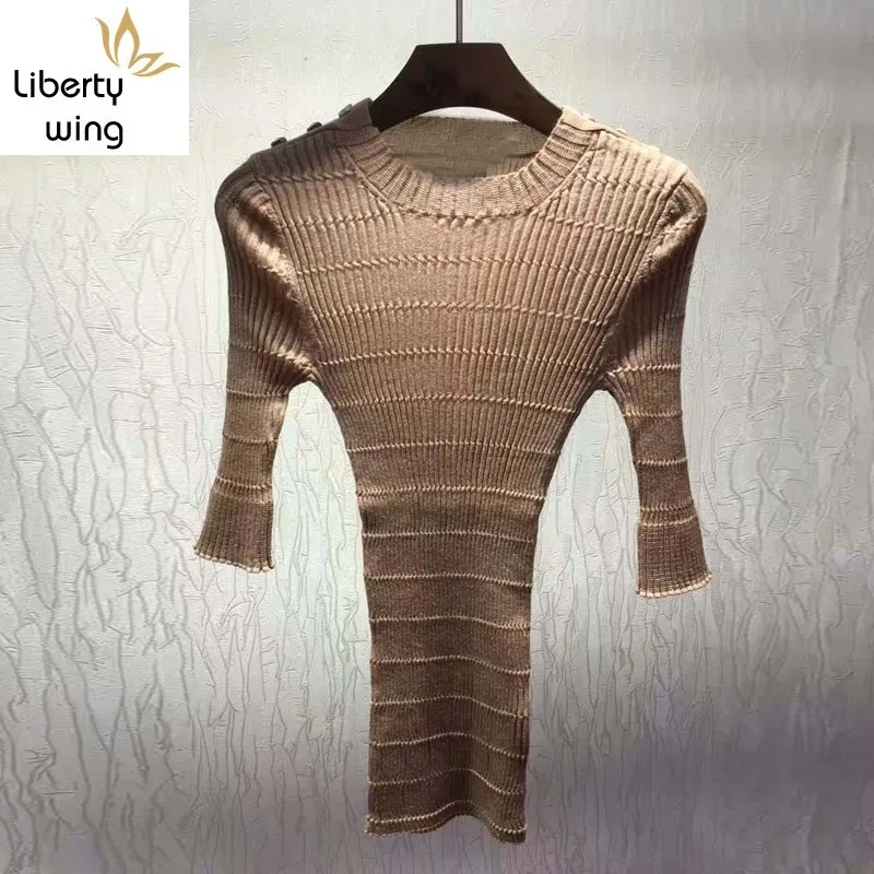 Женский трикотажный свитер черная блузка с золотыми пуговицами на плечах