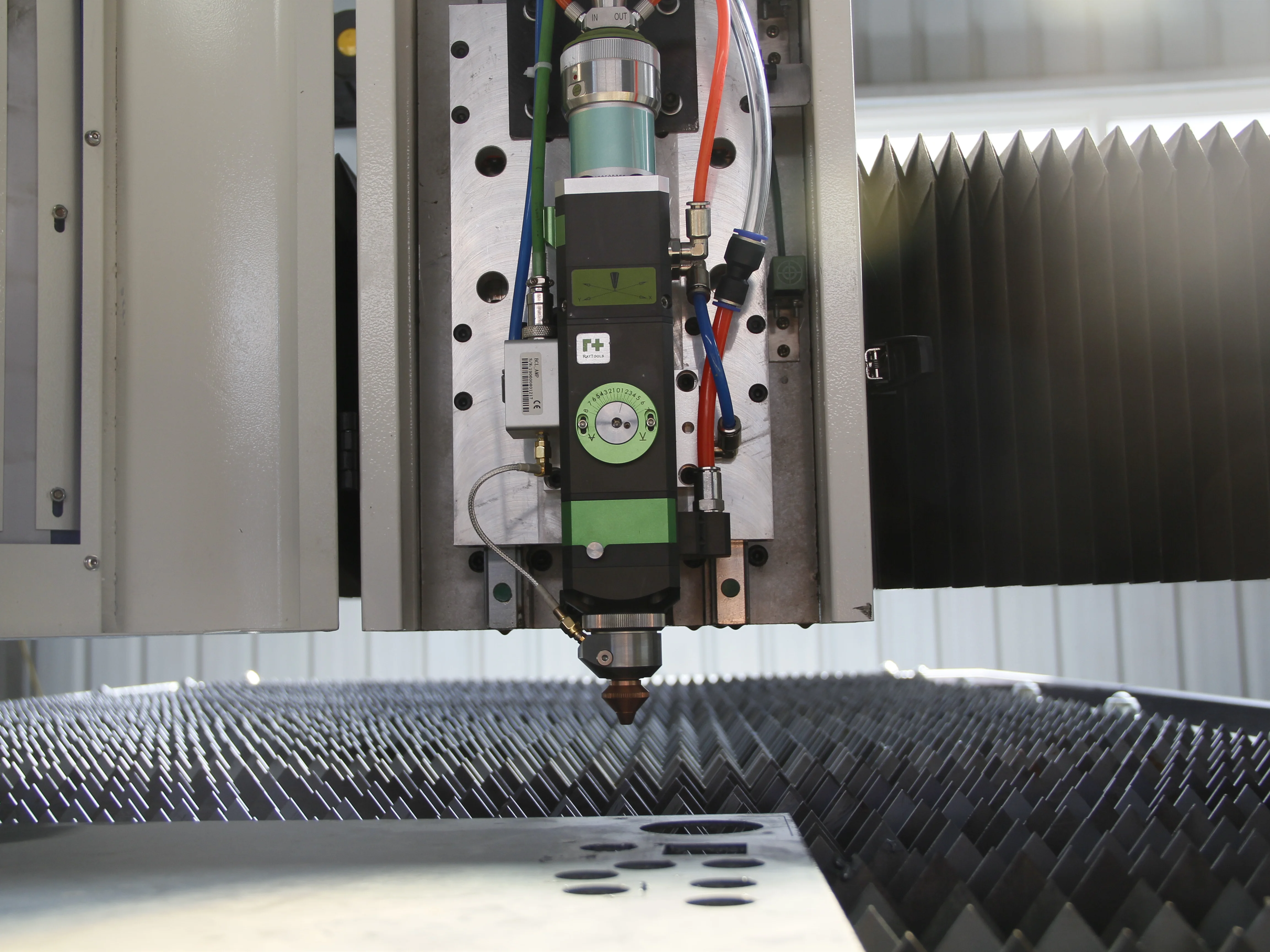 1000 Вт 2000 волоконно резательная машина для 5 мм алюминиевого листа 10 стальной лист