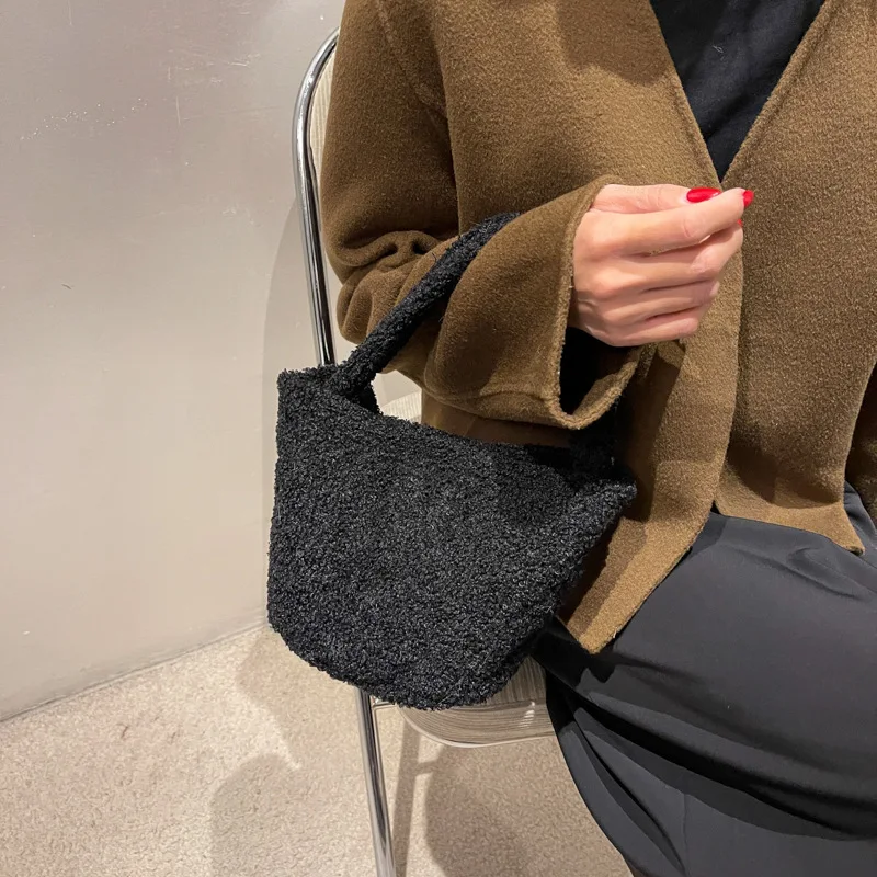 

New Lambswool Women Bags Autumn Winter Plush Lady Underarm Bags Classical Fashion Daily Female Handbags Soft Tote Clutch Purse