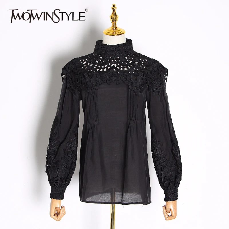 Женская ажурная рубашка TWOTWINSTYLE белая Повседневная Блузка с воротником стойкой и