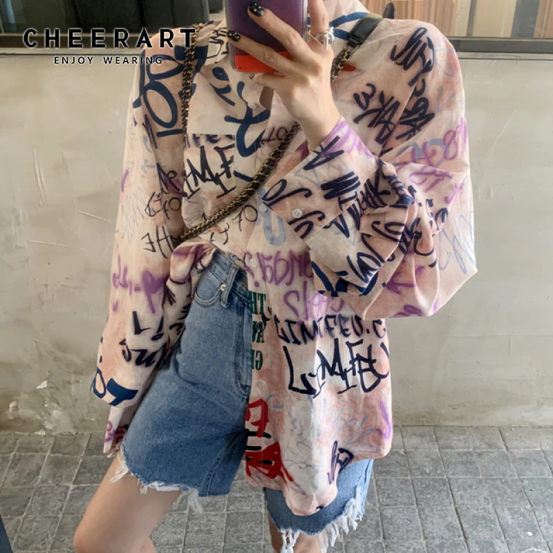 Женская блузка с длинным рукавом Cheerart розовая Свободная на пуговицах граффити в