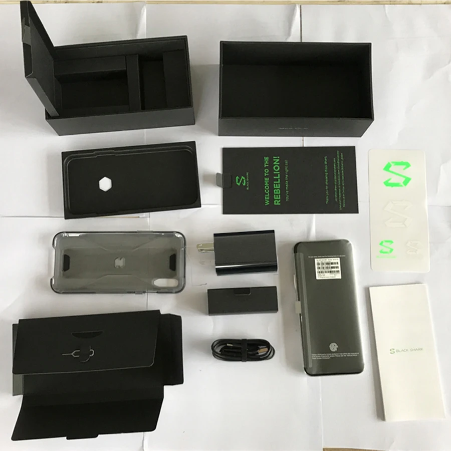 Мобильный телефон Xiaomi Black Shark 2 с 6.39" экраном, 6/8 ГБ оперативной памяти, 128 ГБ встроенной памяти, процессором Snapdragon 855 OctaCore на Android 9.0, поддержкой двух SIM-карт и поддержкой игр.