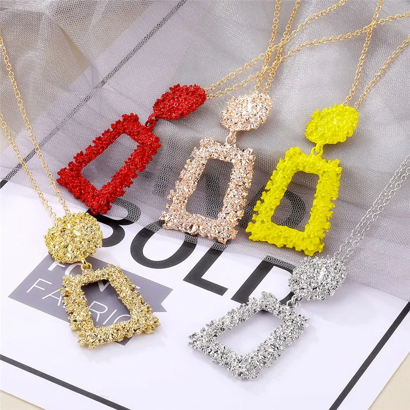 Женское массивное ожерелье крупное геометрическое металлическое с подвеской