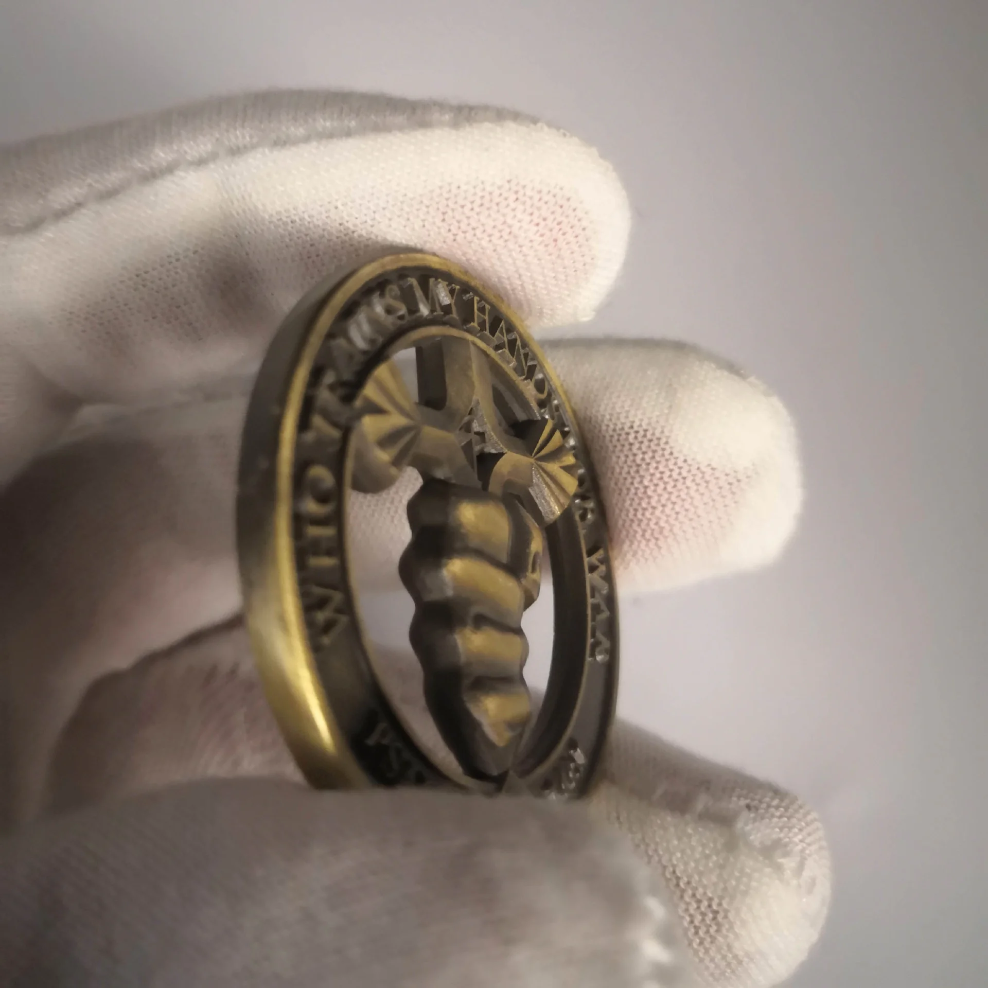 Религиозная медаль в память о Христе, святых и Библии, изготовленная из бронзы в виде полого кулака. Слова "Ancient Bronze Collection Lucky Medal on" не являются названием товара, а скорее описание его характеристик.