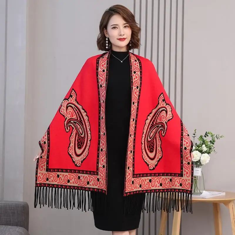 Модный теплый свитер с принтом в национальном стиле пончо кисточками женский