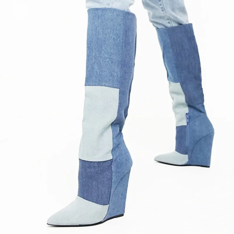 حذاء نسائي بكعب ويدج من الدنيم الأزرق ، جزمة للركبة مع مقدمة مدببة بألوان مختلطة