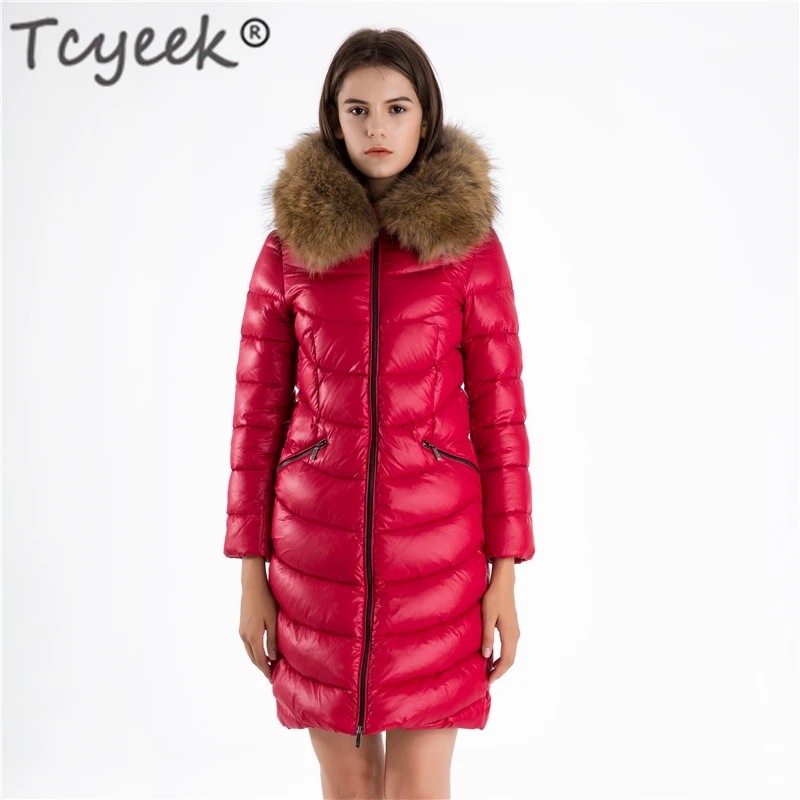 

Зимняя женская куртка Tcyeek с большим капюшоном из меха енота 2020 Корейская Толстая теплая длинная куртка на 90% утином пуху L8026