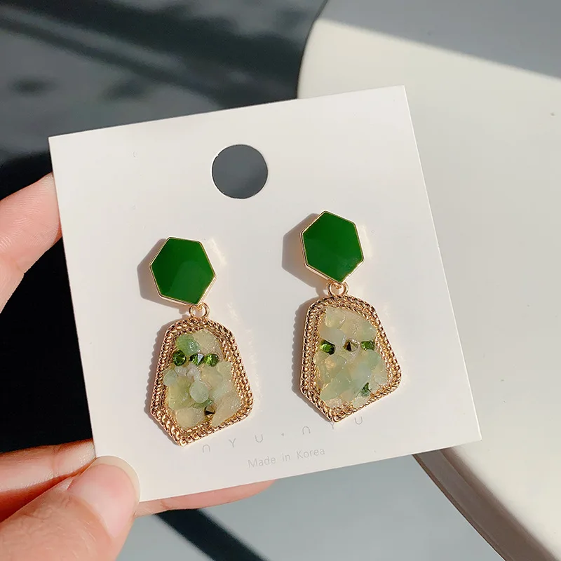 

French retro light luxury show little white fresh eardrop Korea net red tide senior temperament earrings