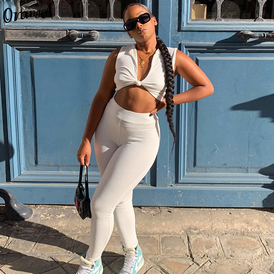 

Спортивный костюм женский из двух предметов, без рукавов, с V-образным вырезом