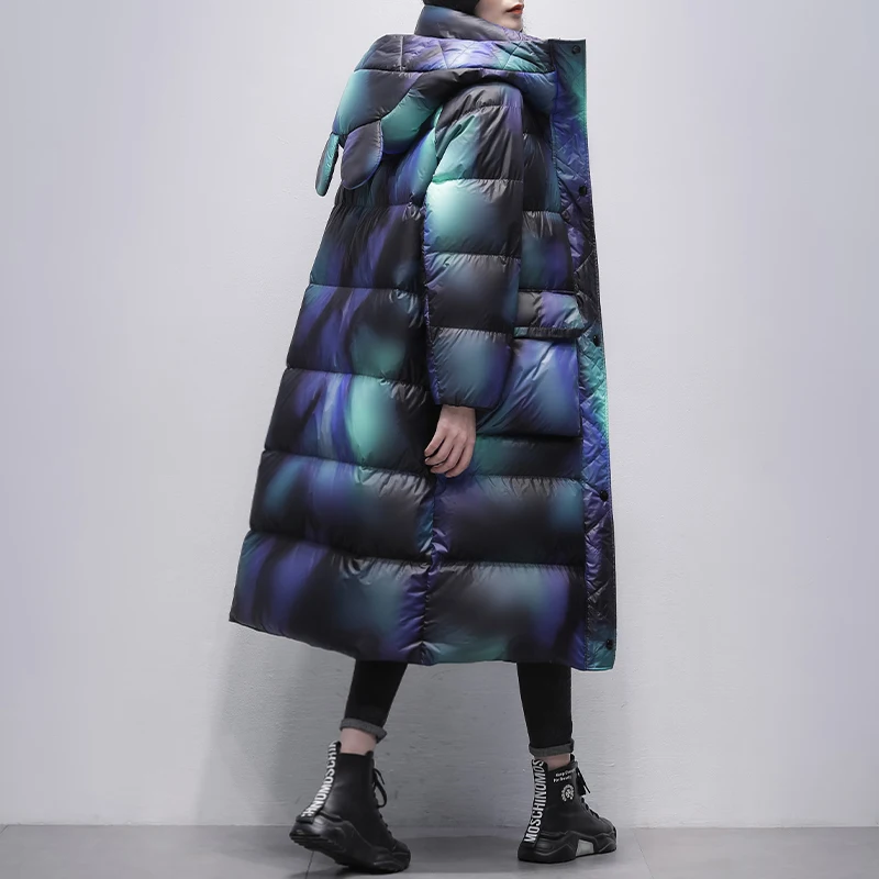 Женская куртка на белом утином пуху с градиентным переходом цвета длинная