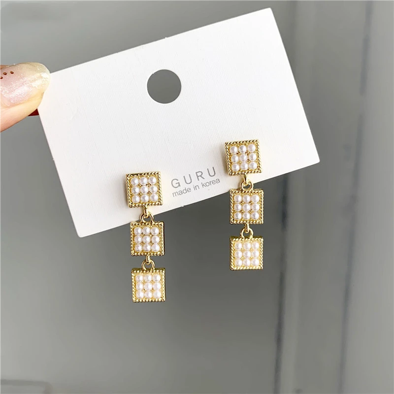 Классические простые серьги-капельки с инкрустацией жемчугом и квадратной