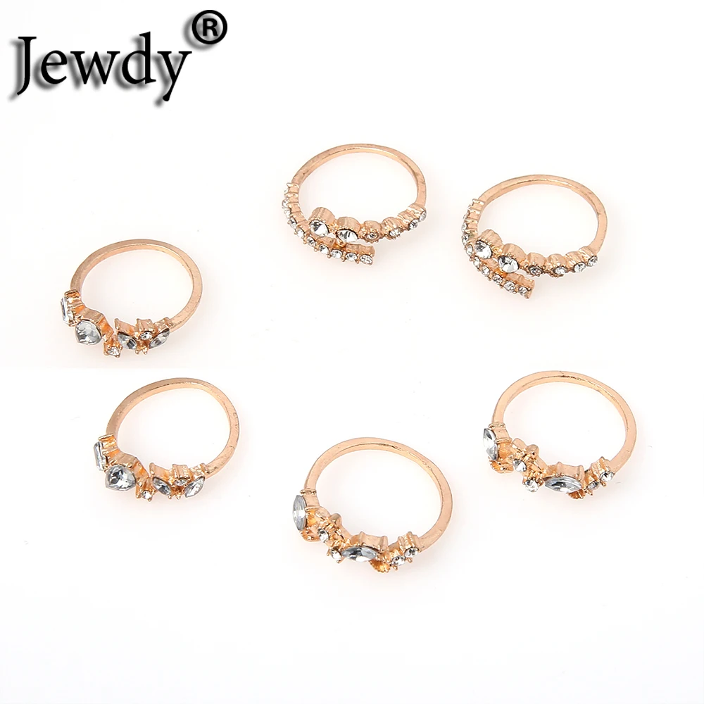 Набор больших золотых колец с прозрачными кристаллами простое стильное