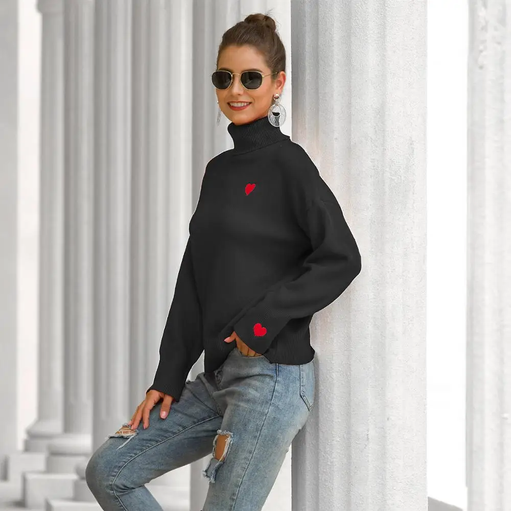 Женский вязаный свитер с вышивкой воротником-хомутом и рукавами-фонариками