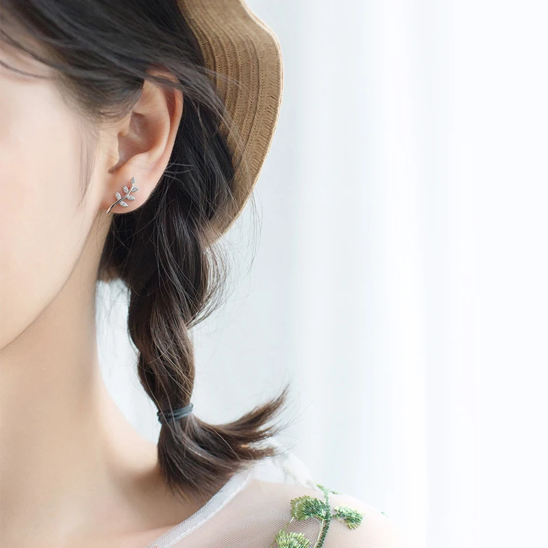 Colusiwei 925 стерлингового серебра CZ лист клип серьги для женщин без каких-либо