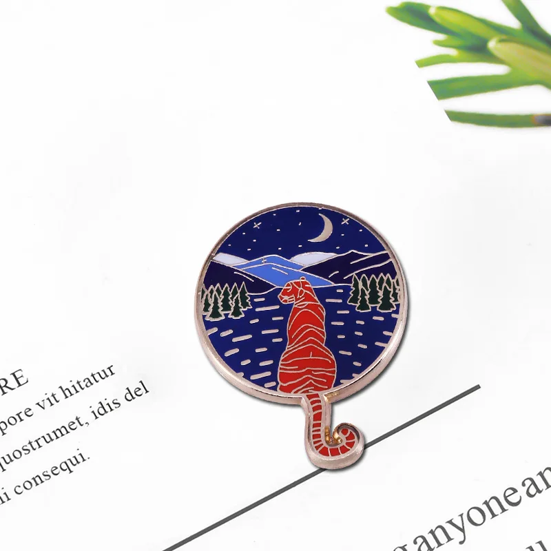 Эмалированная шпилька с изображением короля зверей Пантеры тигра и гор на