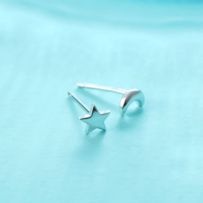 Серьги-гвоздики Асимметричные из серебра 925 пробы с Луной и звездами | Украшения