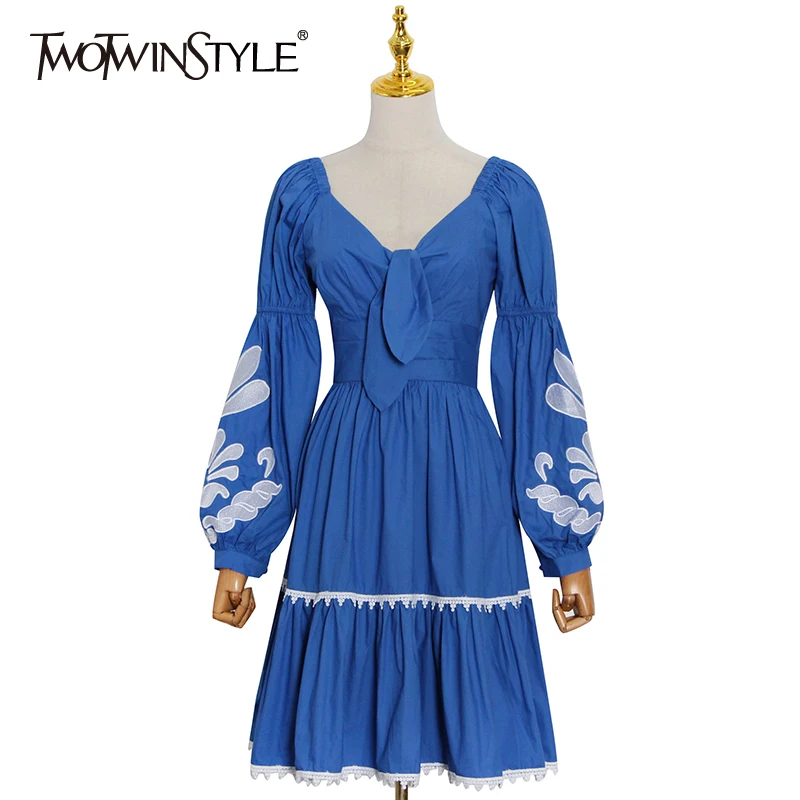 

Женское платье с цветочным принтом TWOTWINSTYLE, синее платье средней длины с высокой талией и v-образным вырезом, осенняя одежда 2021