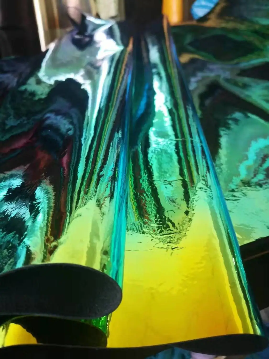 Голографическая зеркальная поверхность из натуральной воловьей кожи Farbic в