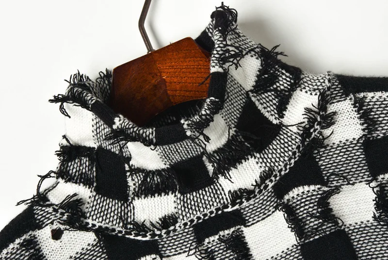 Женский трикотажный пуловер в клетку белый черный свитер с высоким воротником на