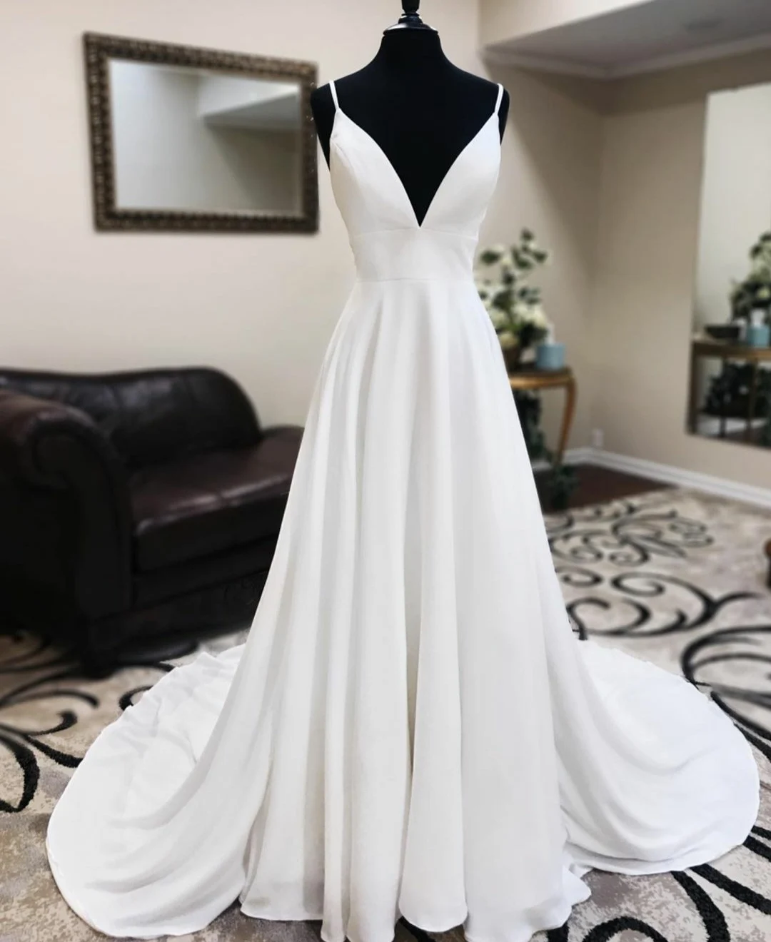 

Sexy Long A-Line V-Neck Satin White Wedding Dresses with Pockets Floor Length Pleated Sweep Train Bridal Gowns for Women